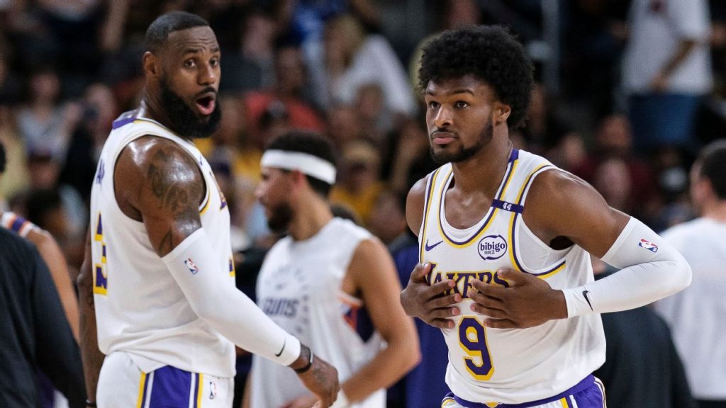 LeBron y su hijo Bronny James juegan juntos por primera vez con los Lakers