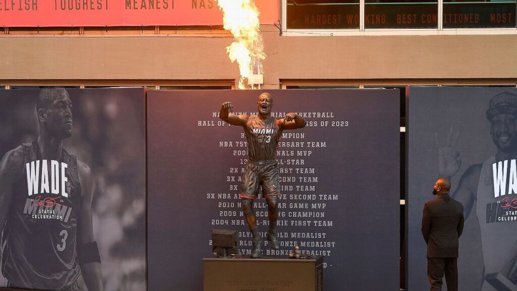 Miami Heat revela estatua de Dwyane Wade afuera de su estadio