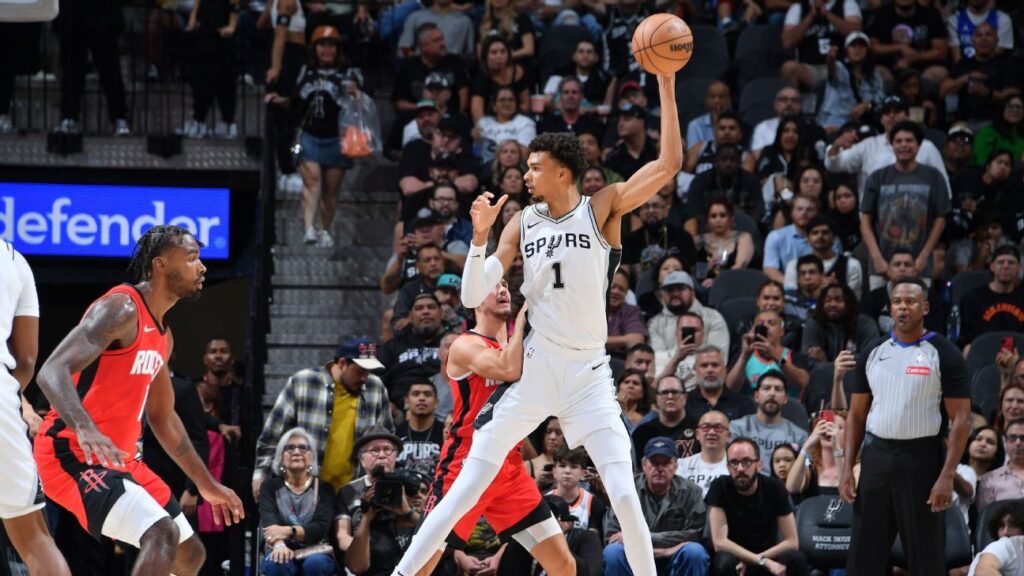 Wembanyama sorprendió a todos con unos zapatos ‘peludos’ ante Houston