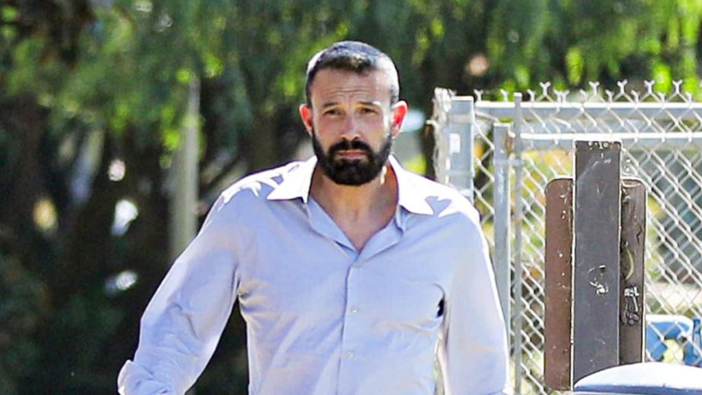 Ben Affleck reaparece con el pelo más oscuro y en buena compañía mientras disfruta de un día soleado en Santa Mónica