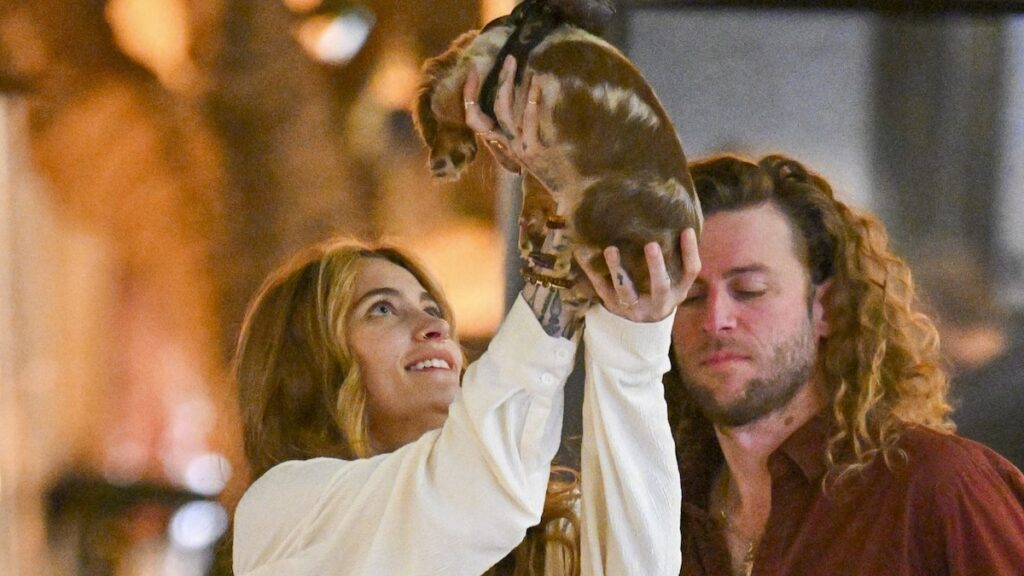 Paris Jackson sale con su adorable perro y su amiga