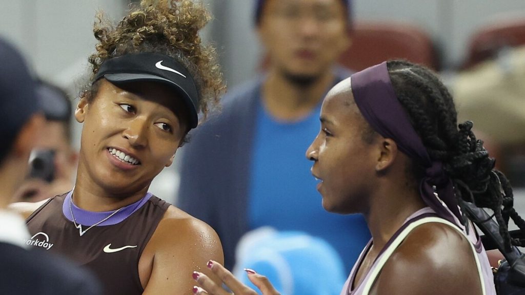 Coco Gauff ayuda a Naomi Osaka a salir de la cancha después de perder un partido de tenis