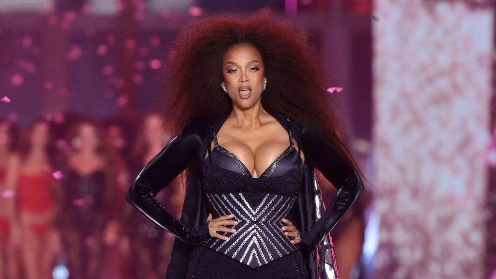 Tyra Banks reconoció con humor el aumento de peso mientras reflexionaba sobre su regreso al Victoria’s Secret Fashion Show