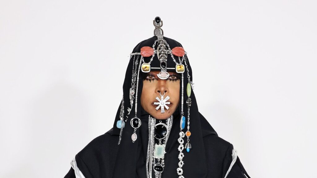 Erykah Badu se roba la atención en los CFDA Fashion Awards 2024 con un look exagerado
