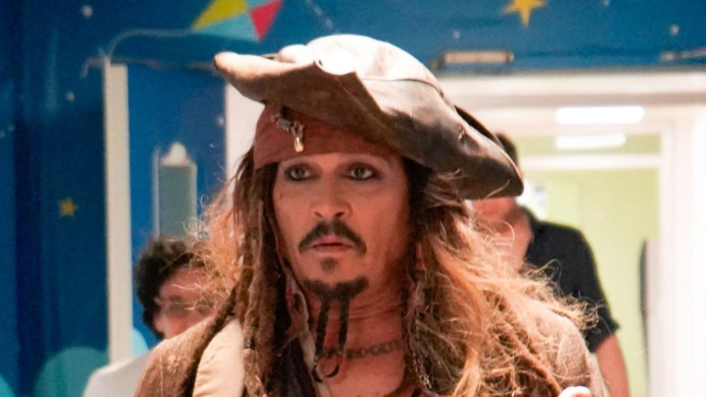 Johnny Depp visita la unidad de pediatría del Hospital Universitario de Donostia vestido como el Capitán Jack Sparrow