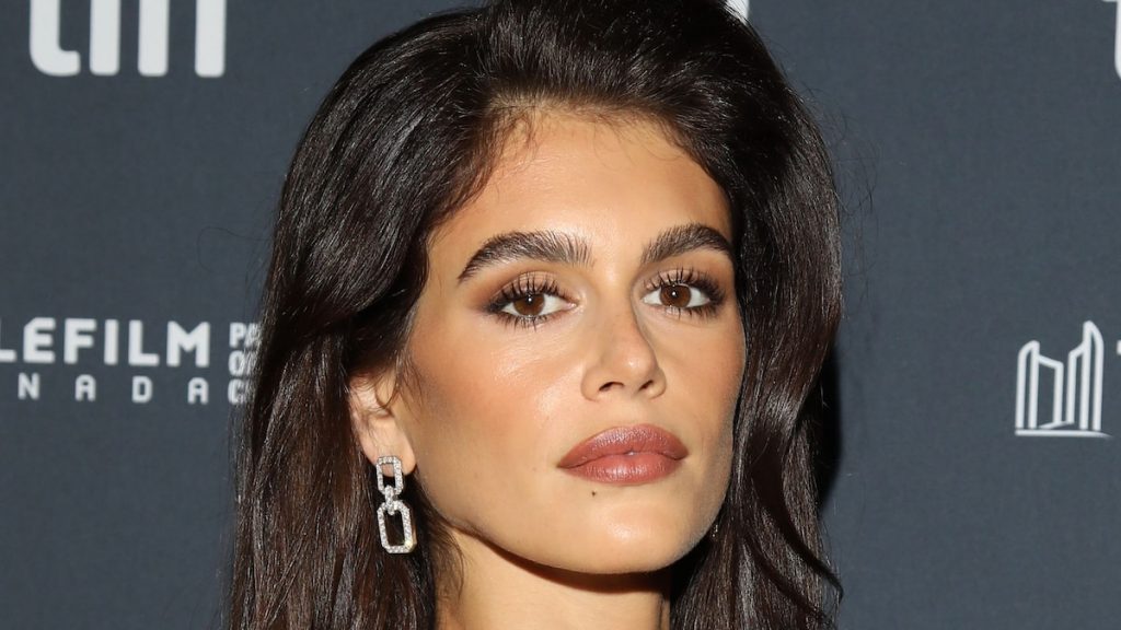 Kaia Gerber se pavonea casualmente junto a un cartel gigante de ella misma