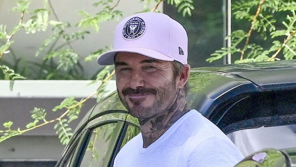 David Beckham sonríe mientras visita su nueva mansión de 77 millones de dólares en Miami