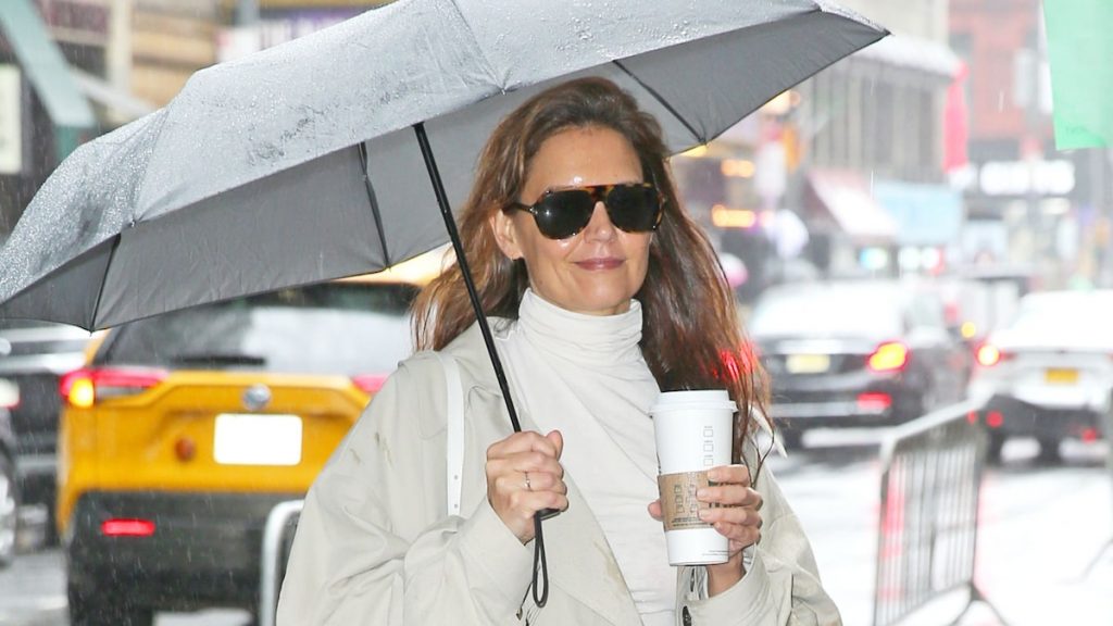 Katie Holmes va a su espectáculo de Broadway con un elegante look monocromático