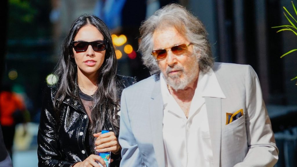 Bill Maher y la novia de Al Pacino, Noor Alfallah, vistos juntos en Los Ángeles