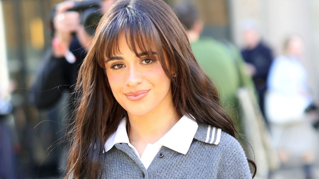 Camila Cabello y Khloe Kardashian lucen looks inspirados en colegiala este otoño