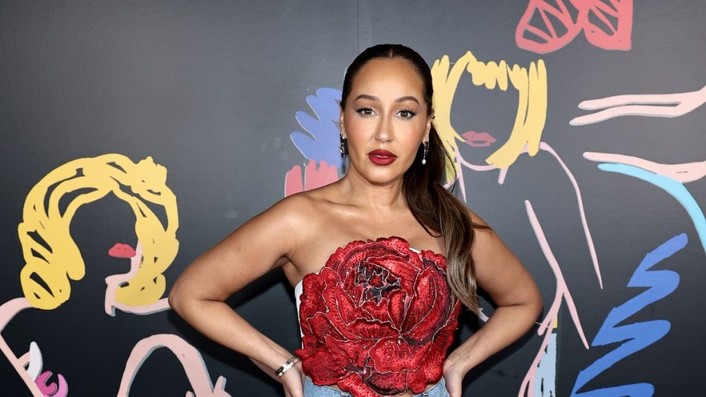 Adrienne Bailon-Houghton dice que Kylie Jenner tiene ‘la cara más dulce’ sin maquillaje