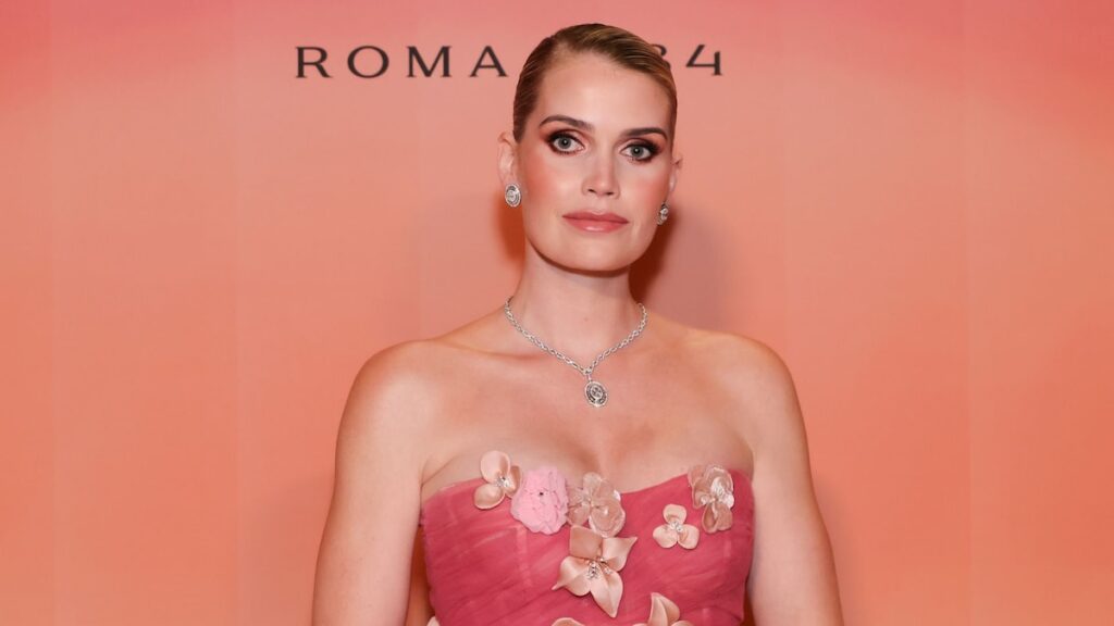 El vestido de gala de la sobrina de la princesa Diana, Lady Kitty Spencer, parece sacado de un cuento de hadas