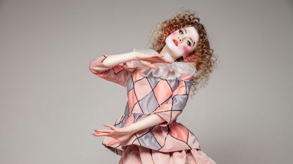 Maquillaje de payaso de Halloween que te ayudará a lograr una versión atrevida del terror clásico