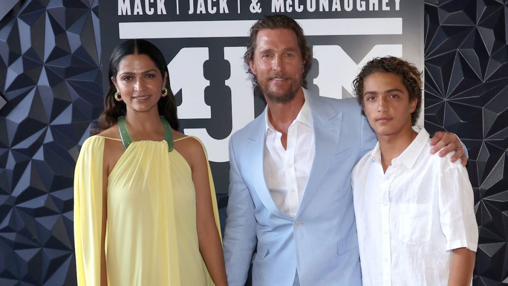 Matthew McConaughey consuela a su hijo Levi en su debut como actor en ‘Way of the Warrior Kid’