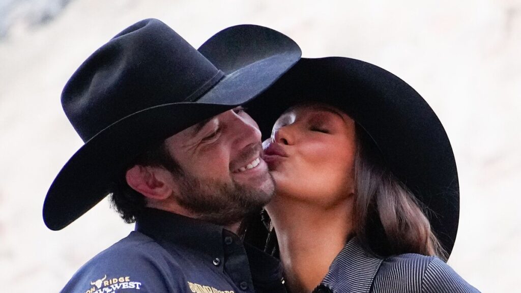 El orgulloso novio de Bella Hadid, Adán Bañuelos, la celebra