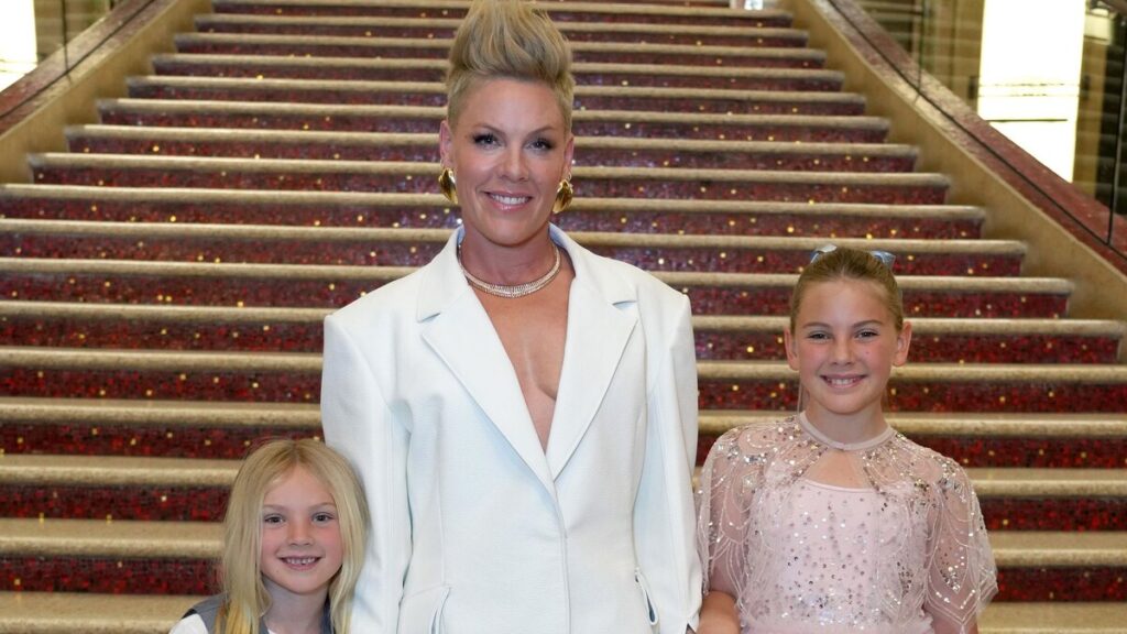 Jameson, el hijo de 7 años de Pink, hizo su debut como baterista en su concierto