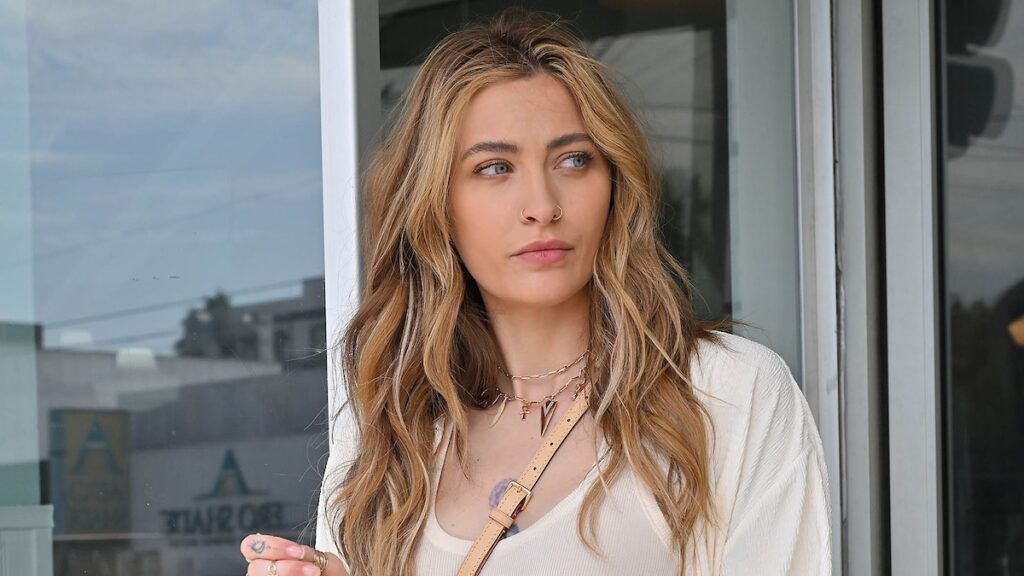Paris Jackson luce impresionante con un crop top mientras toma un refrigerio en Los Ángeles
