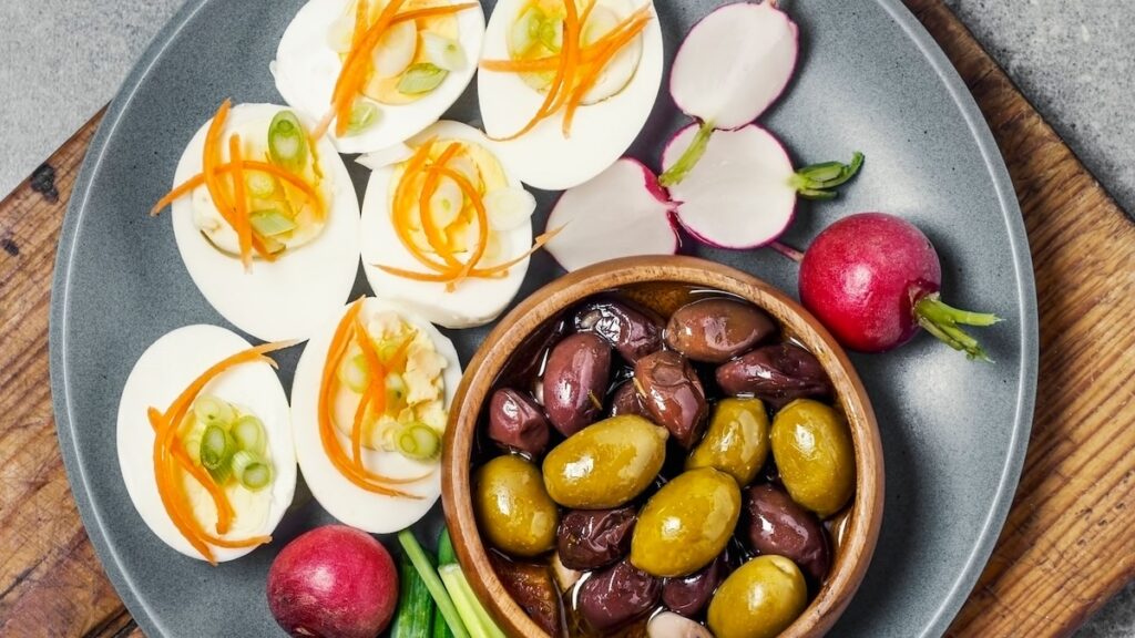 5 ideas de huevos rellenos para servir como aperitivo y realzar tu cena de Acción de Gracias