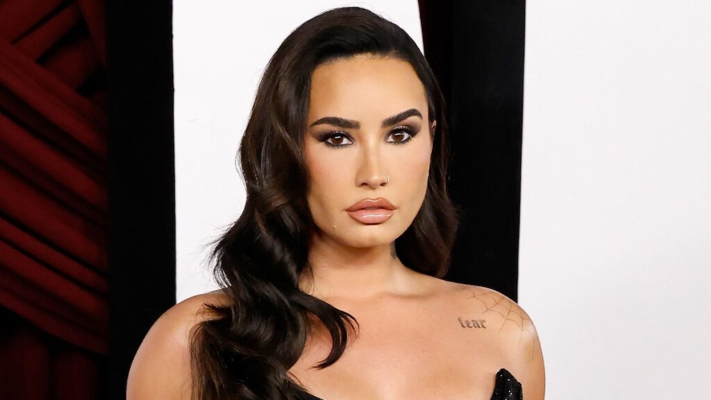 Demi Lovato usa corsé negro y medias transparentes en su última salida con su prometido Jutes