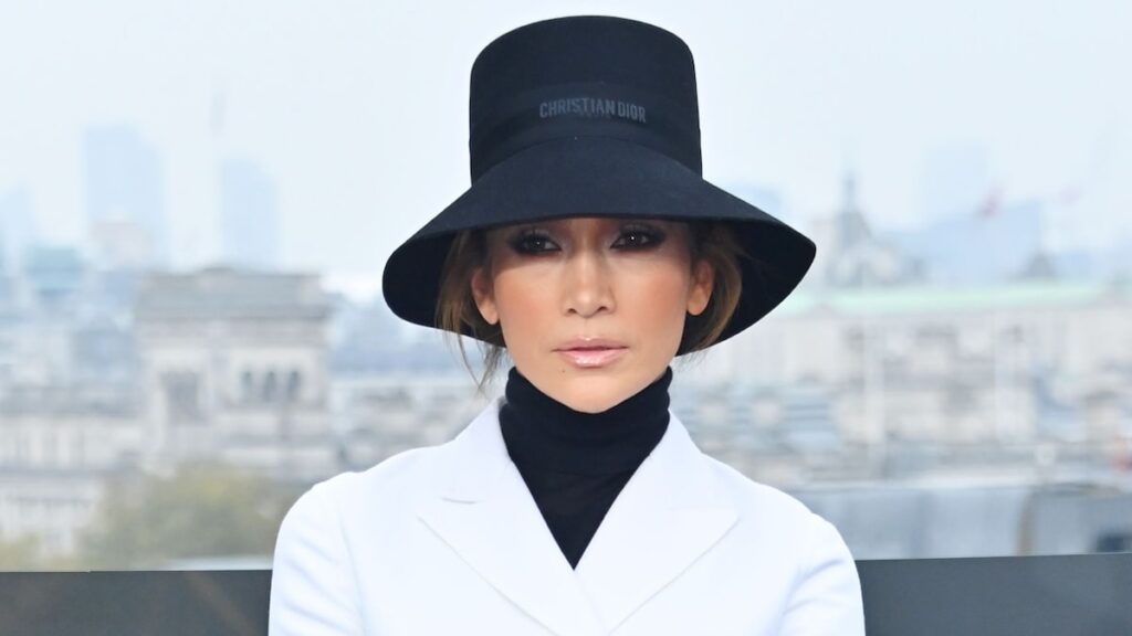 Jennifer López enloquece a la multitud mientras actúa en el espectáculo del aniversario de Elie Saab