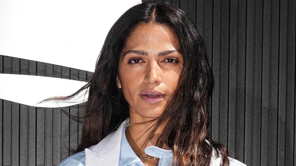 Camila Alves McConaughey se viste de Sra. Claus en el concierto de Mariah Carey