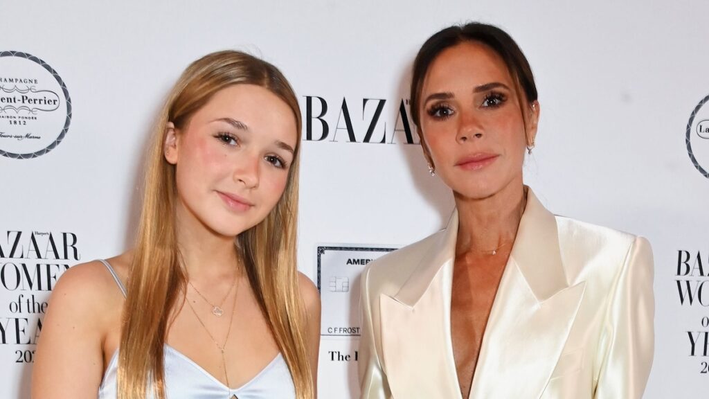 Victoria Beckham y su hija Harper hacen declaración de moda con trajes de seda a juego