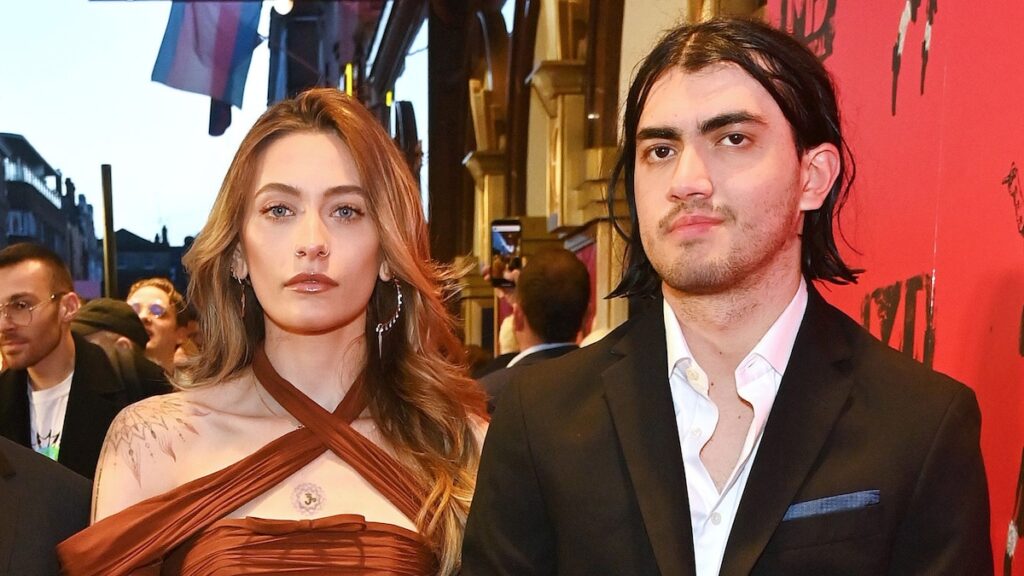 Paris Jackson y su hermano Bigi presentan sus respetos en el funeral de Tito Jackson