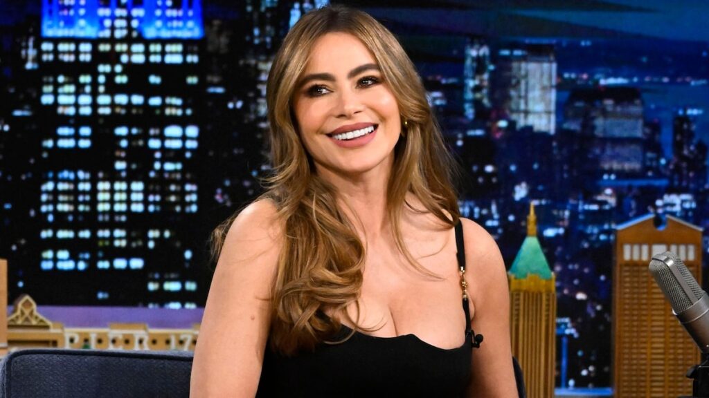 ¿Sofía Vergara se hizo un tatuaje en la pierna? Ver el enorme diseño tribal.