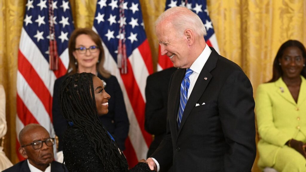 Simone Biles insta al presidente Biden a “hacer temblar algunas cosas” tras la derrota de Kamala Harris en las elecciones de 2024