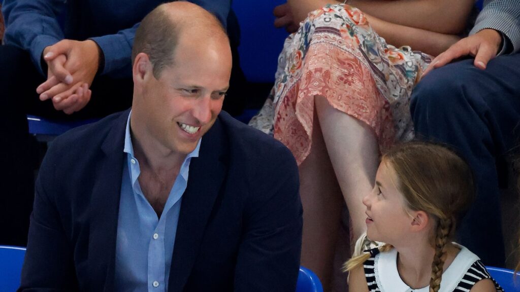 El príncipe William usa un accesorio hecho por su hija, la princesa Charlotte, mientras está fuera de casa