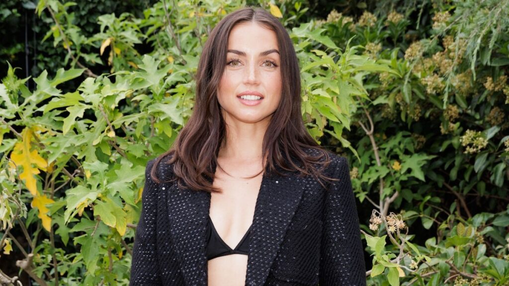 Ana de Armas sale con un minivestido brillante y botas hasta la rodilla en un paseo por la ciudad de Nueva York