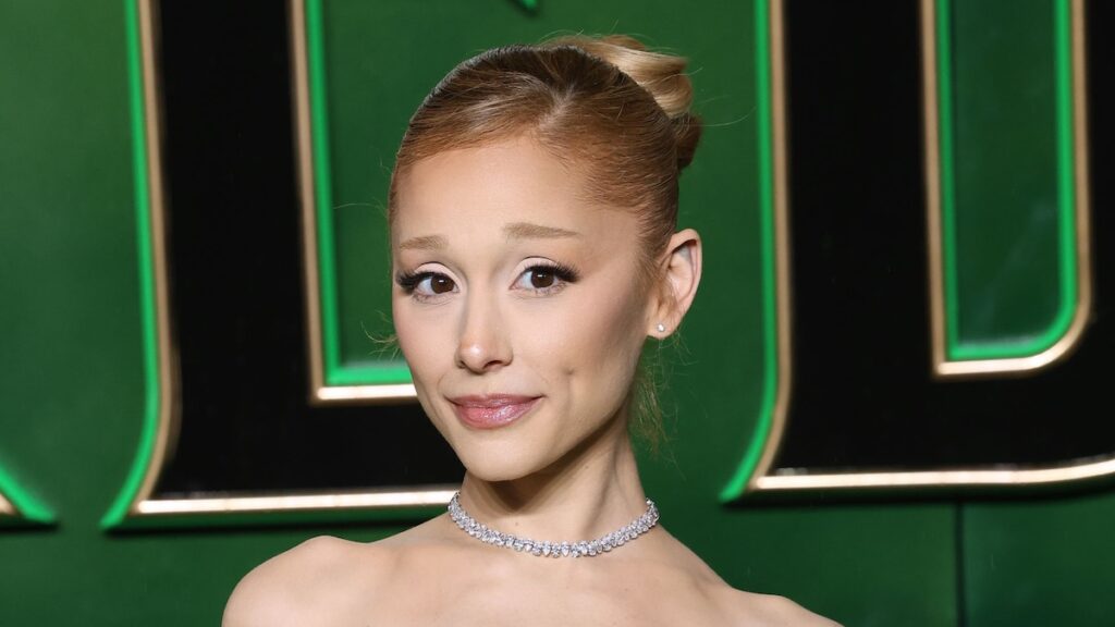 Ariana Grande y Ethan Slater viajan a Boca Ratón para ver ‘Wicked’ con la abuela del cantante