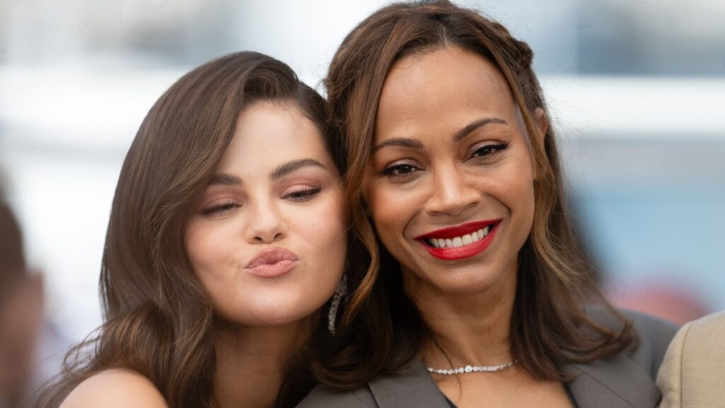Selena Gomez y Zoe Saldaña se elogian mientras hablan de la aspirante al premio ‘Emilia Pérez’