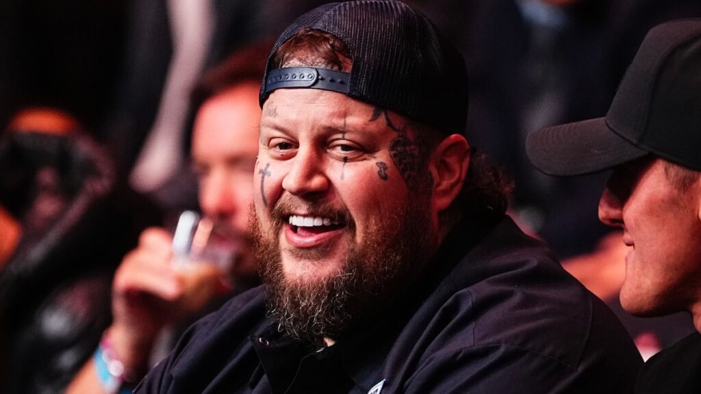 Jelly Roll muestra una impresionante pérdida de peso en los CMA Jelly Roll muestra una impresionante pérdida de peso en los CMA