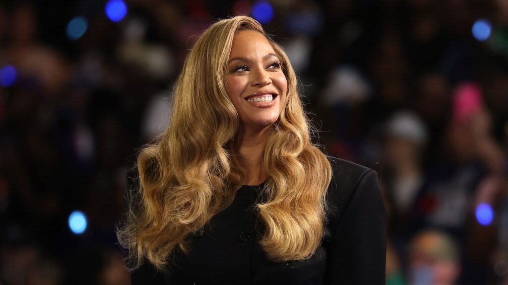 Beyoncé recuerda a sus seguidores que voten vestida como Pamela Anderson