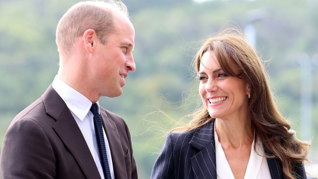 El Príncipe William recibe un regalo para su esposa, la Princesa de Gales, mientras está en Sudáfrica