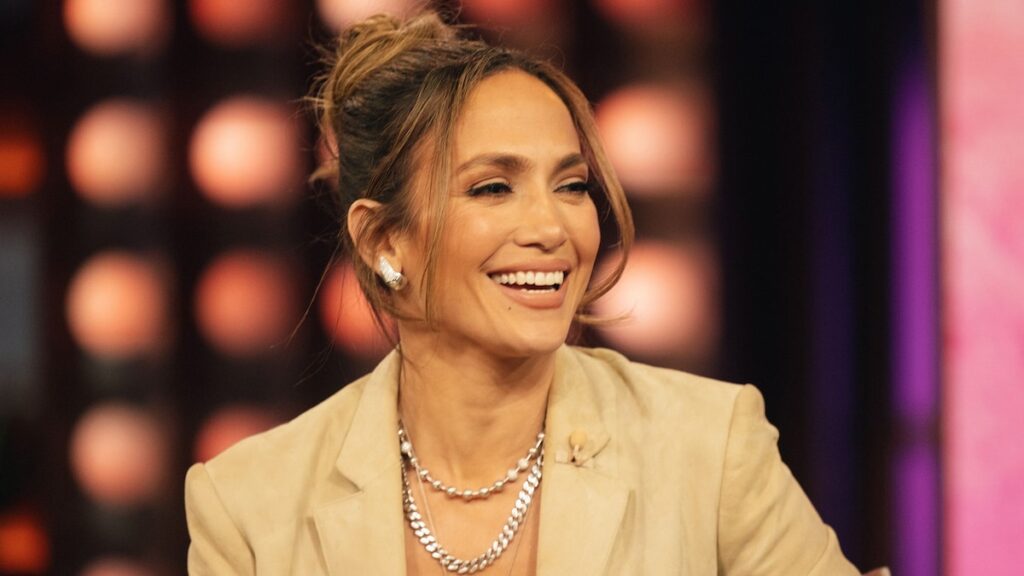 Jennifer López sale con micro shorts y botas stiletto: sus últimos looks de otoño