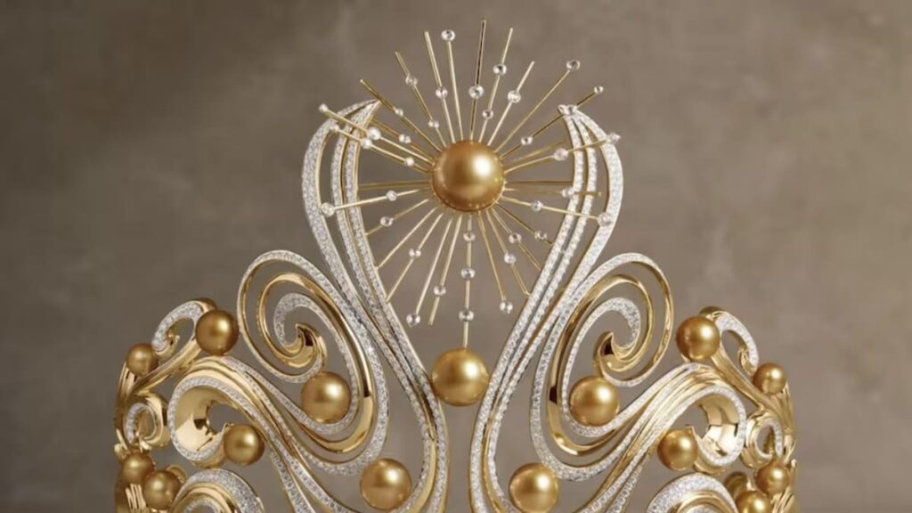 Primer vistazo a la corona, que está cubierta de oro y adornada con 23 perlas.