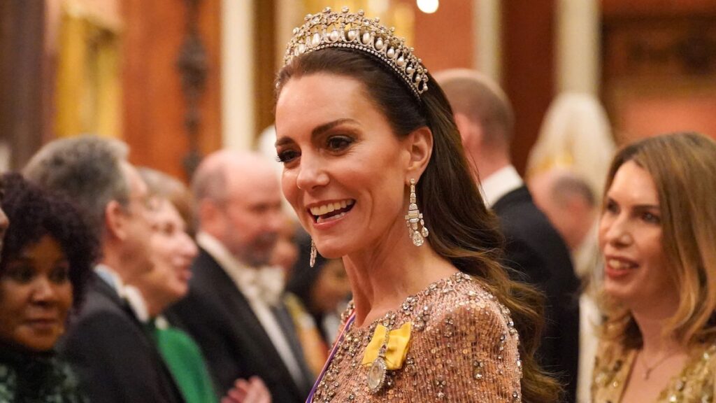 La Princesa de Gales se pierde el momento de la tiara en el Palacio de Buckingham