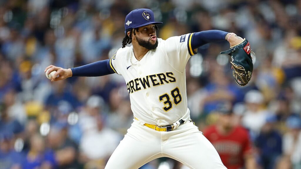 Cerveceros declinan opción del contrato de relevista pretendido por los Yankees Cerveceros declinan opción del contrato de relevista pretendido por los Yankees