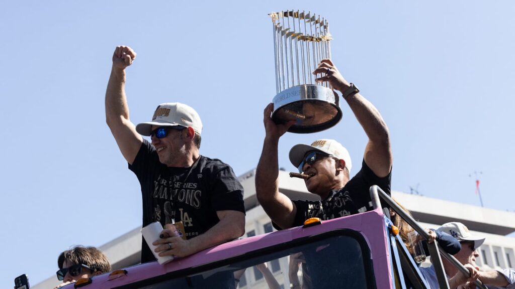 Dodgers realizan desfile para celebrar el título de Serie Mundial ante los Yankees