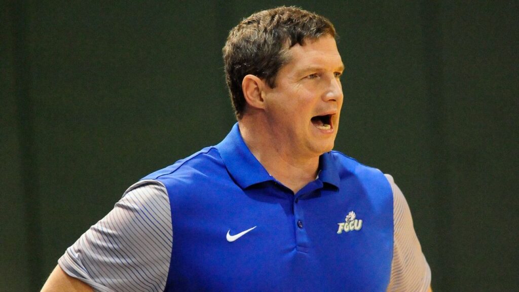 Dream contrata a Karl Smesko, de FGCU, como entrenador