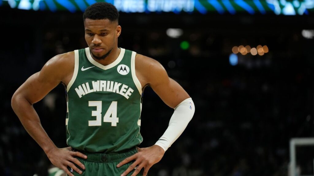 Giannis Antetokounmpo no jugará ante Cavaliers por una distensión