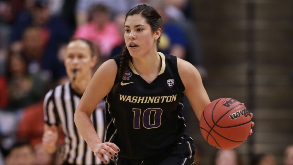 Huskies retiran jersey #10 de Plum, primera en programa de mujeres Huskies retiran jersey #10 de Plum, primera en programa de mujeres