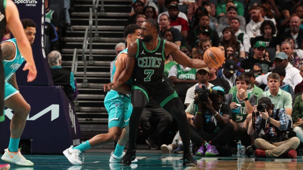 Jaylen Brown ausente contra Hornets por distensión en la cadera Jaylen Brown ausente contra Hornets por distensión en la cadera