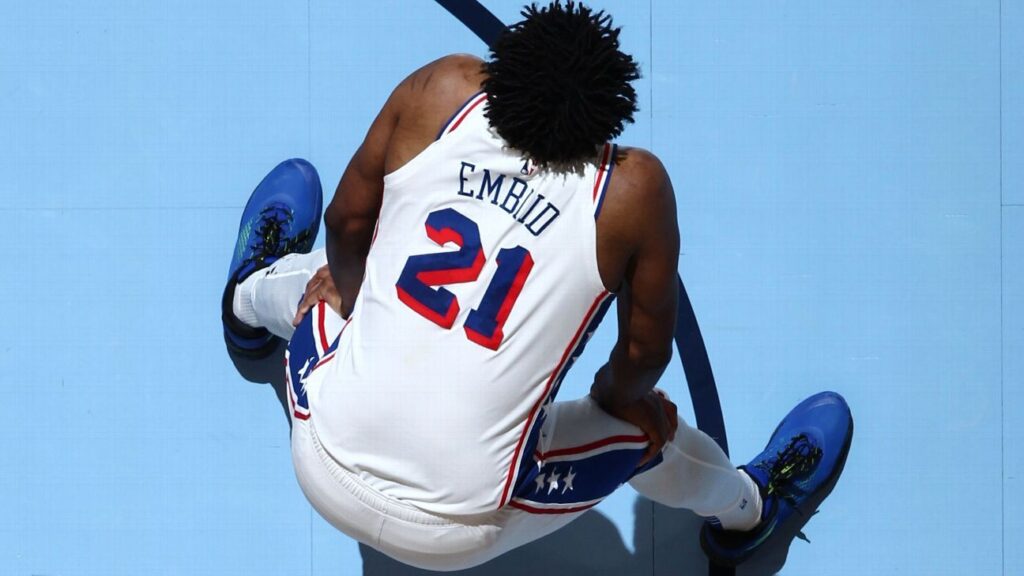 Joel Embiid presenta aún débiles en la rodilla izquierda