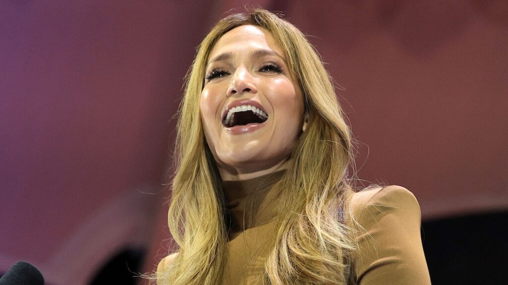 Jennifer López cautivó con un vestido ceñido a la figura y joyas de diamantes en el mitin de campaña de Kamala Harris