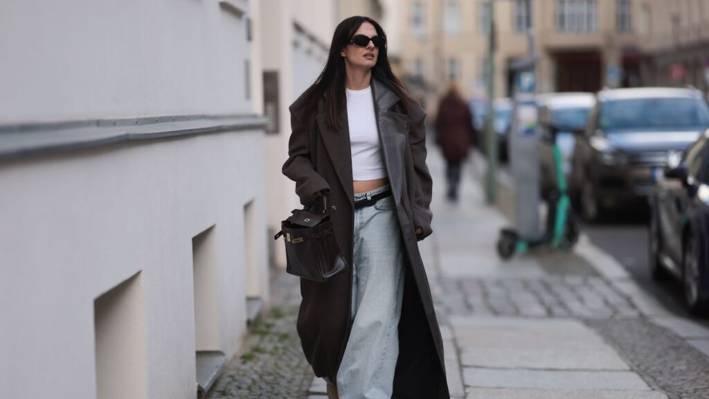 La camiseta blanca vuelve a estar de moda este otoño: aquí te explicamos cómo combinarla