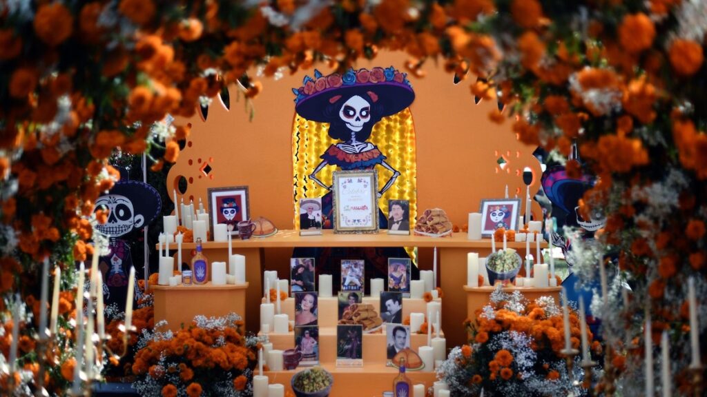 Cómo construir un altar del Día de Muertos para tu celebridad fallecida favorita
