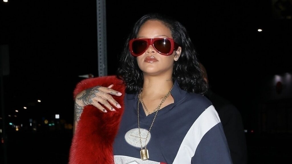 Rihanna sale a la moda en West Hollywood luciendo el nombre de su hijo